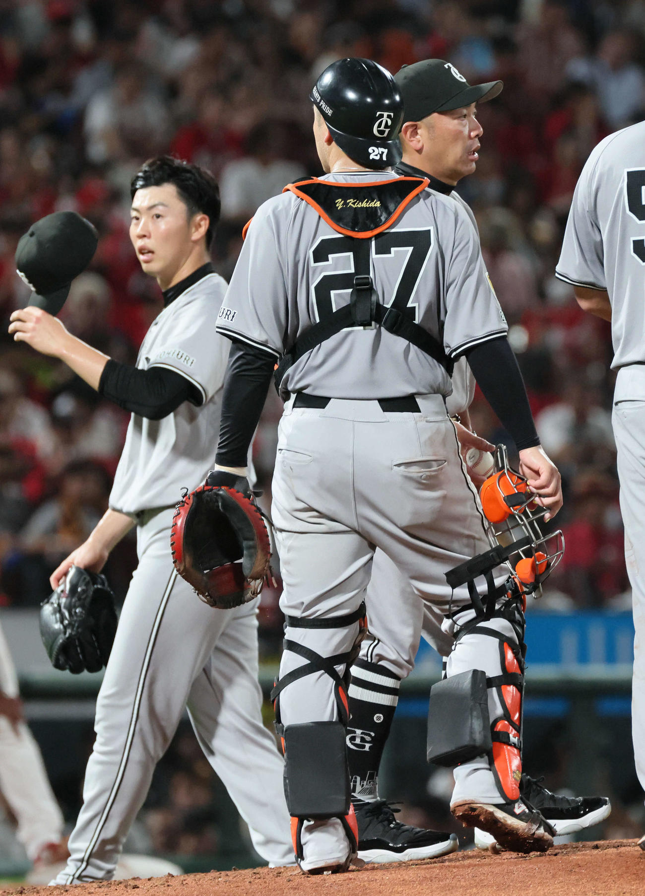 広島対巨人　5回裏広島1死三塁、降板する森田（左）と阿部監督（撮影・加藤孝規）