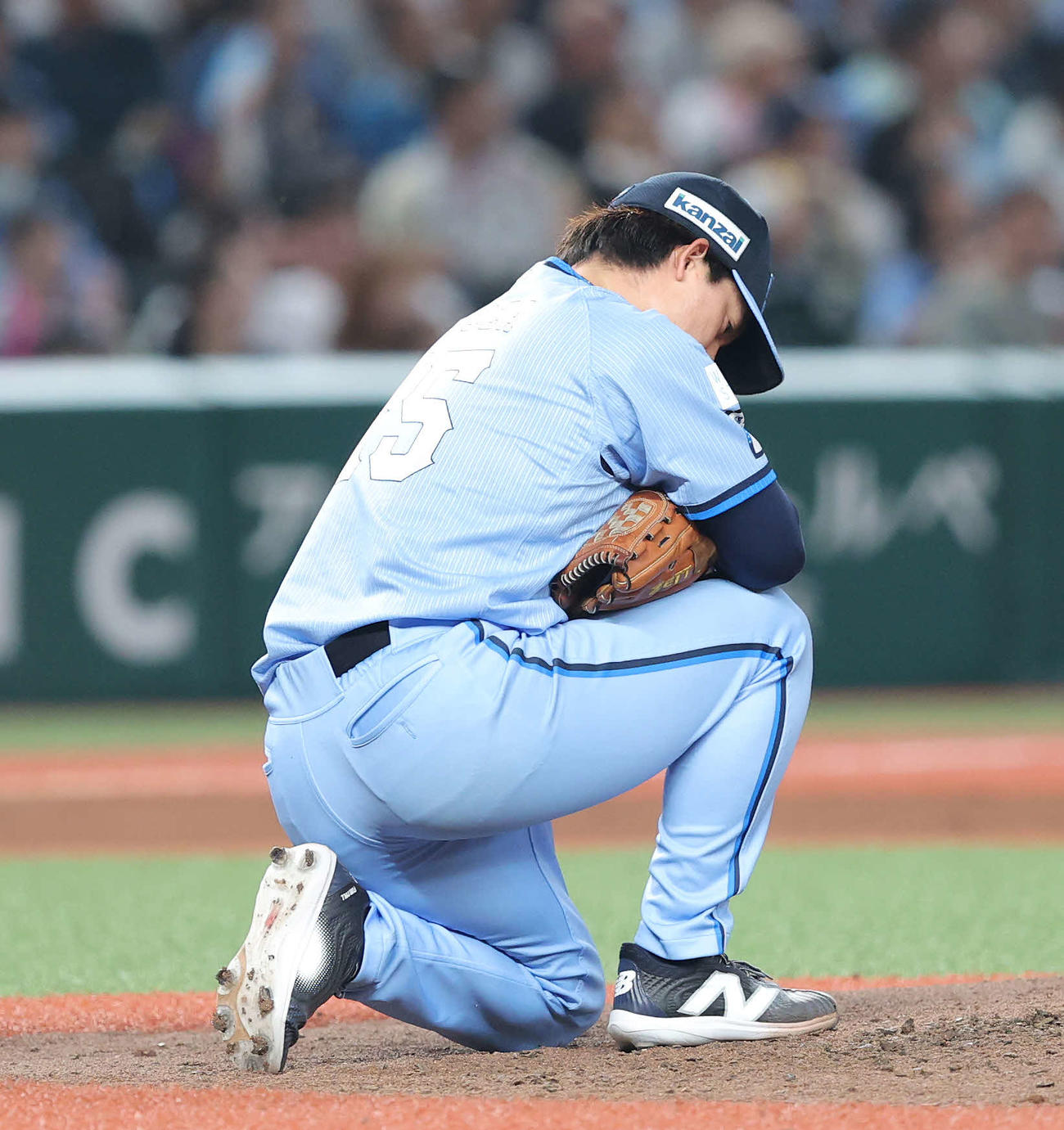 西武対日本ハム　6回表日本ハム無死、水谷に中前打を浴びる与座（撮影・河田真司）