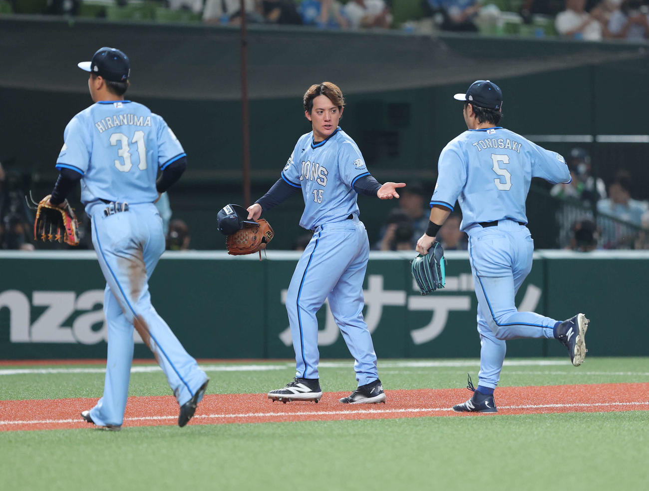 西武対日本ハム　4回表を抑え、ナインを迎える与座（中央）（撮影・河田真司）