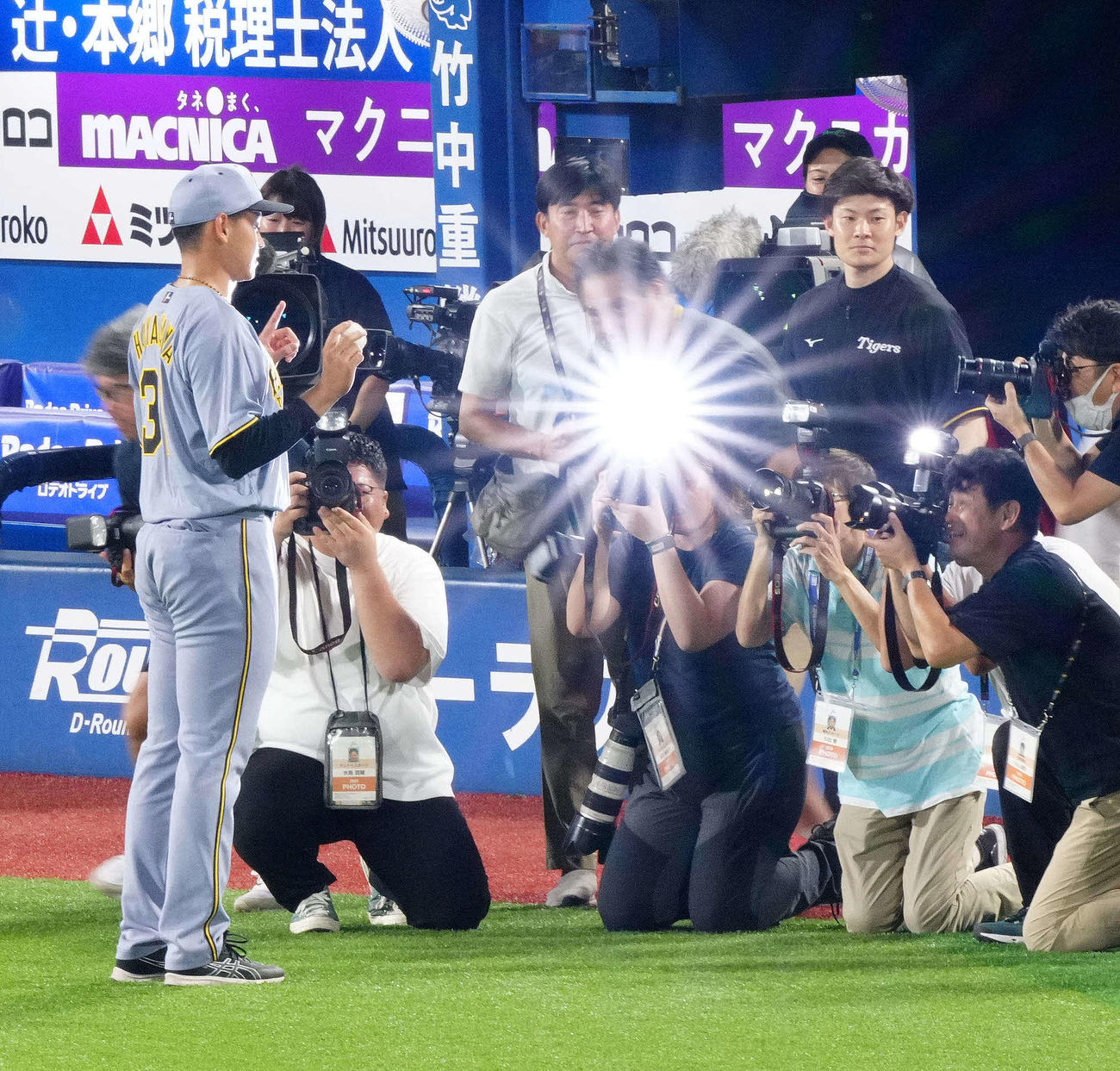DeNA対阪神　試合後、初勝利で写真撮影に応じる阪神早川（撮影・江口和貴）