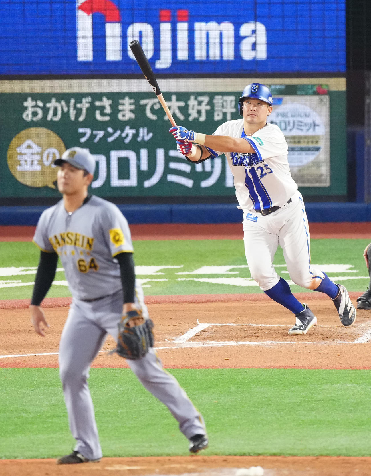 DeNA対阪神　6回裏DeNA1死、ソロ本塁打を放つ筒香。投手岡留（撮影・江口和貴）