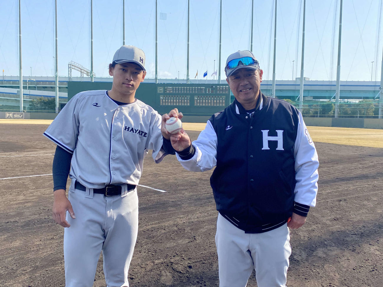 24年3月、ウイニングボールを手にする早川（左）とくふうハヤテ赤堀監督