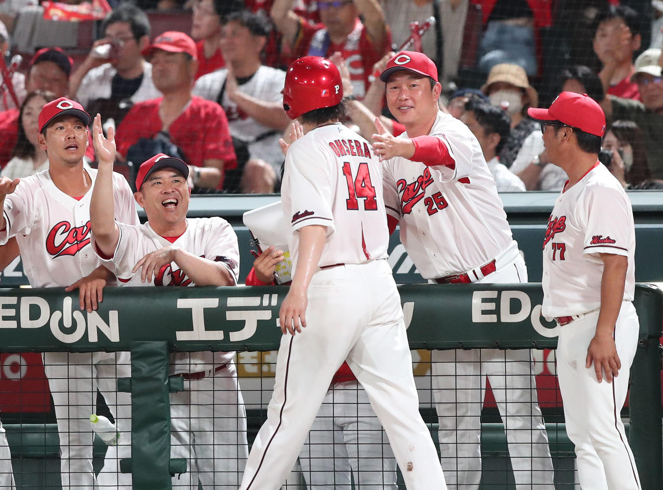 広島対巨人　5回裏広島無死二、三塁、ファビアンの左前先制適時打で生還した大瀬良を迎える新井監督（撮影・梅根麻紀）
