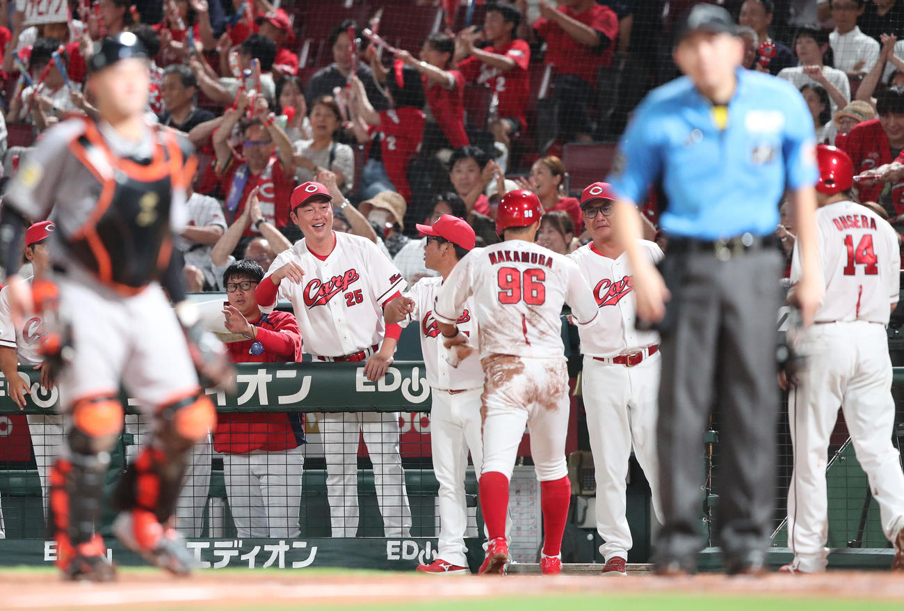 広島対巨人　5回裏広島無死二、三塁、ファビアンの左前先制適時打、相手送球ミスで生還した中村奨と大瀬良を迎える新井監督（撮影・梅根麻紀）