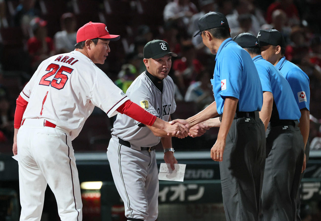 広島対巨人　メンバー表交換する広島新井監督と巨人阿部監督（撮影・加藤孝規）