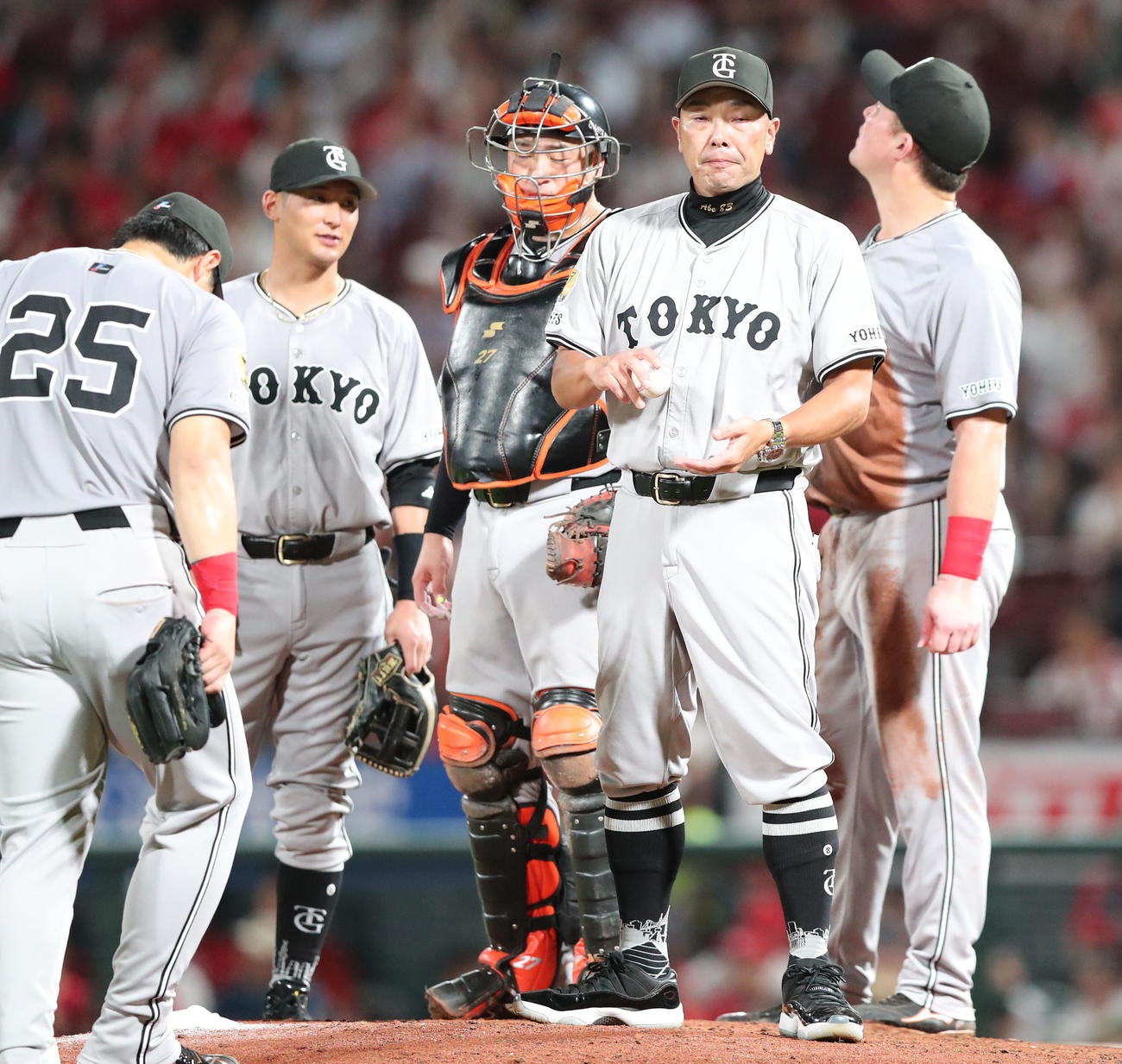 広島対巨人　5回途中、森田に交代を告げ船迫を待つ阿部監督（撮影・梅根麻紀）