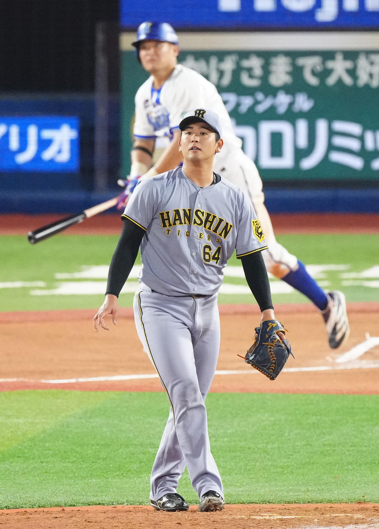 DeNA対阪神　6回裏DeNA1死、筒香（後方）にソロ本塁打を浴びる岡留（撮影・江口和貴）