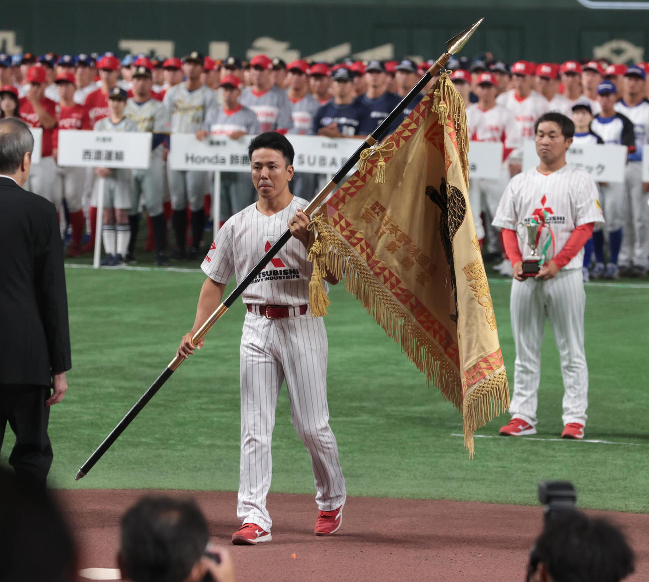 都市対抗野球開会式で黒獅子旗を返還する三菱重工Eastの矢野主将（撮影・柴田隆二）　　