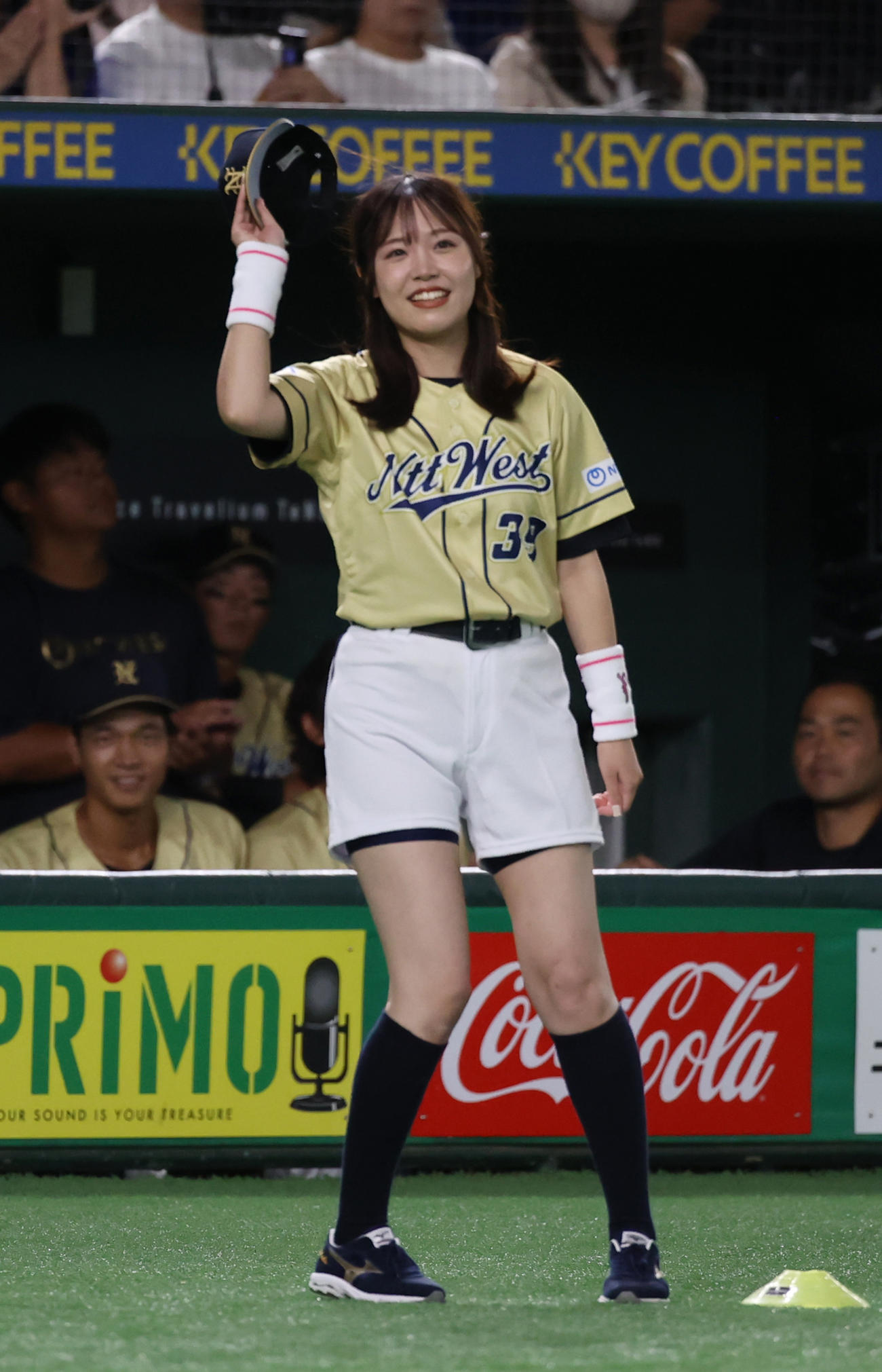 NTT西日本対三菱重工East NTT西日本の松村由香子ダイヤモンドサポーター（撮影・柴田隆二）　　