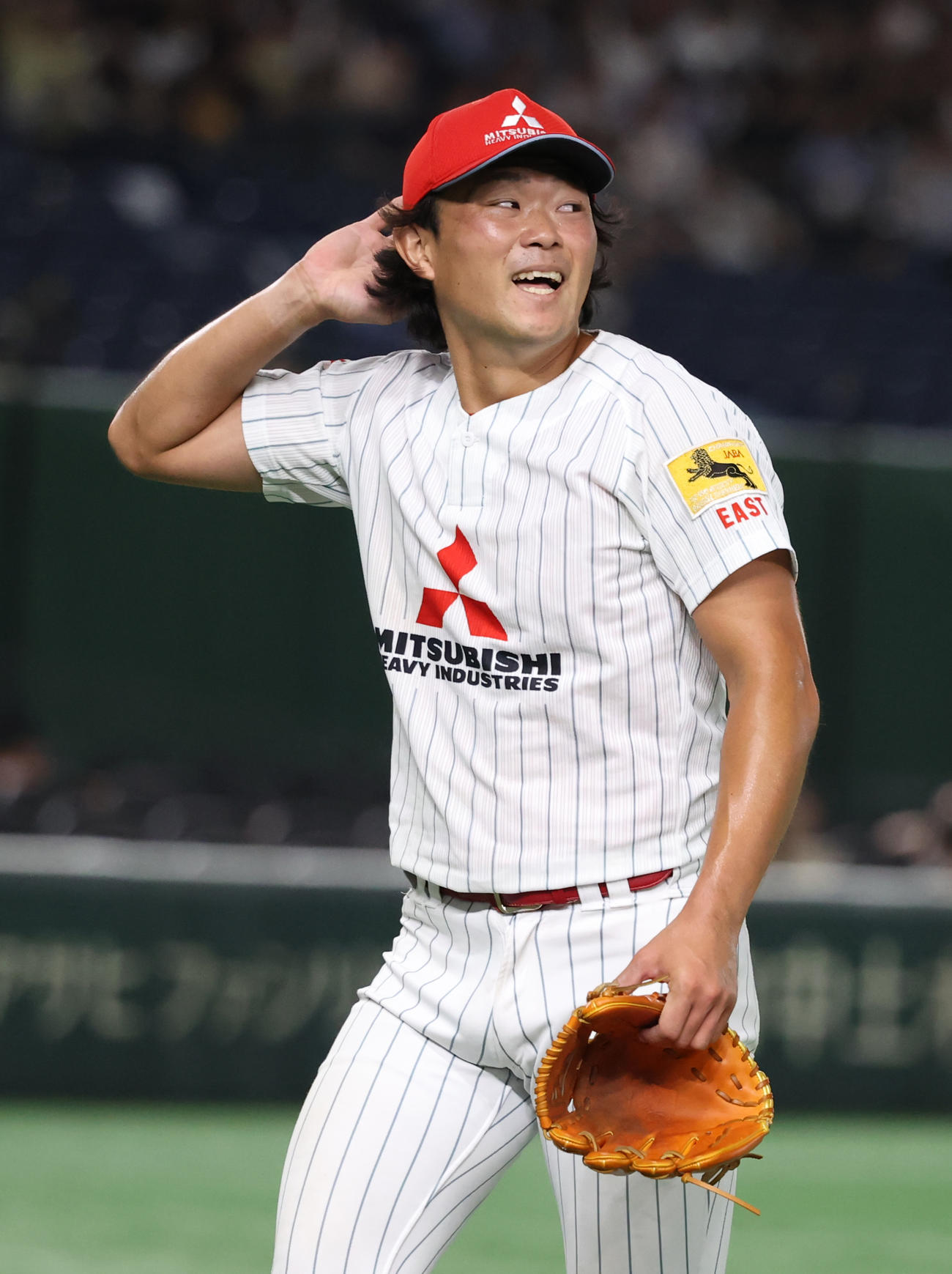NTT西日本対三菱重工East 4回のピンチを抑え笑顔を見せる三菱重工East・本間（撮影・柴田隆二）　　