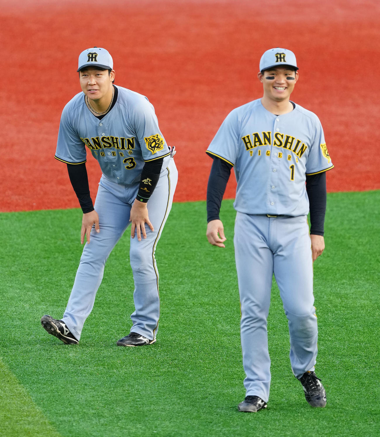 DeNA対阪神　試合前、「横濱漢祭」での3番勝負を見つめる阪神大山（左）と森下（撮影・江口和貴）