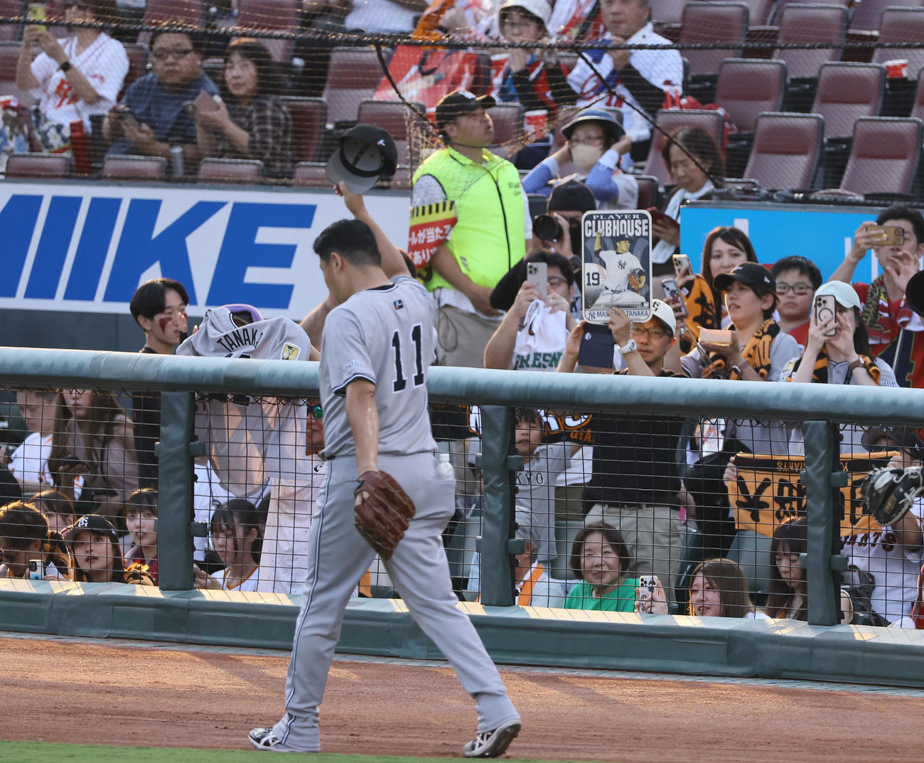 広島対巨人　試合前キャッチボールを終え、ファンの声援を前にベンチに引き揚げる巨人田中将（撮影・藤尾明華）