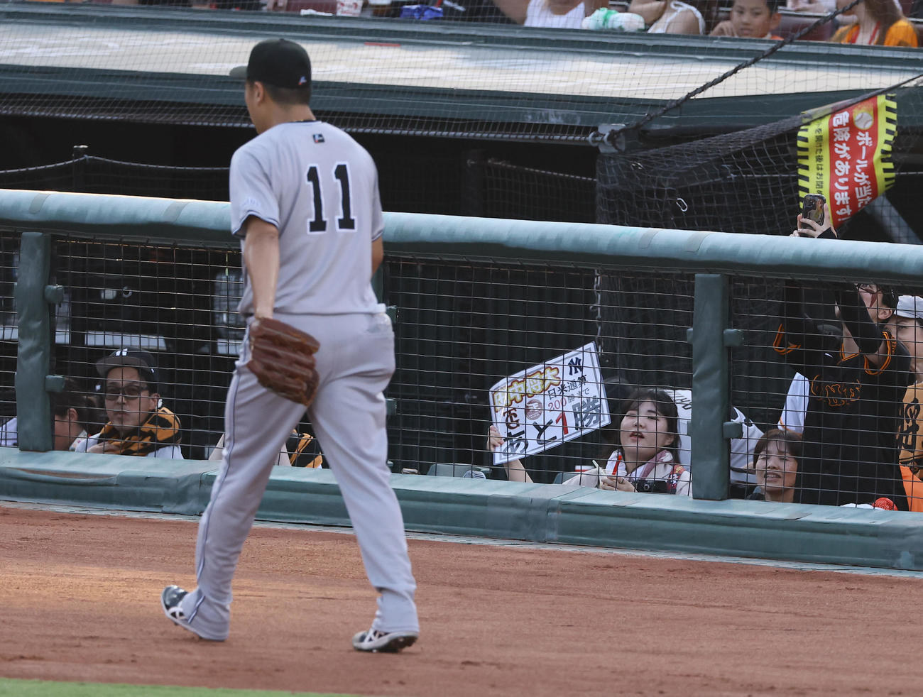 広島対巨人　試合前キャッチボールを終え、ファンの声援を前にベンチに引き揚げる巨人田中将（撮影・藤尾明華）
