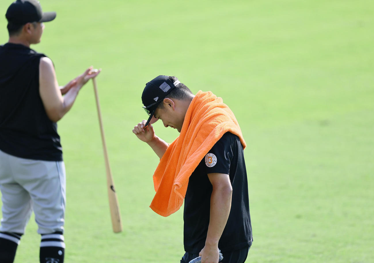 広島対巨人　仲間の拍手に応えながら、グラウンドを引き揚げる巨人田中将（撮影・藤尾明華）
