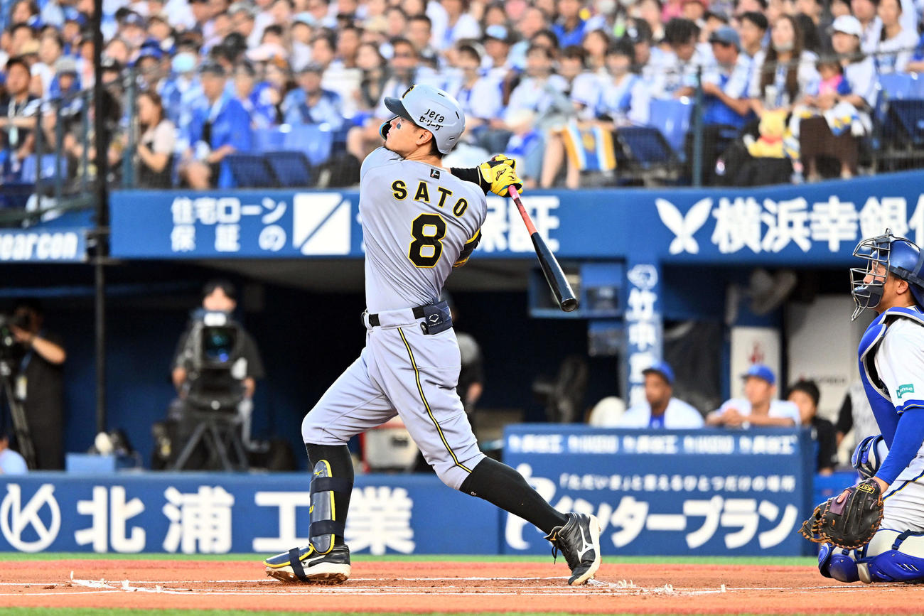 DeNA対阪神　1回表阪神2死二塁、佐藤輝は右中間へ先制2点本塁打を放つ（撮影・滝沢徹郎）
