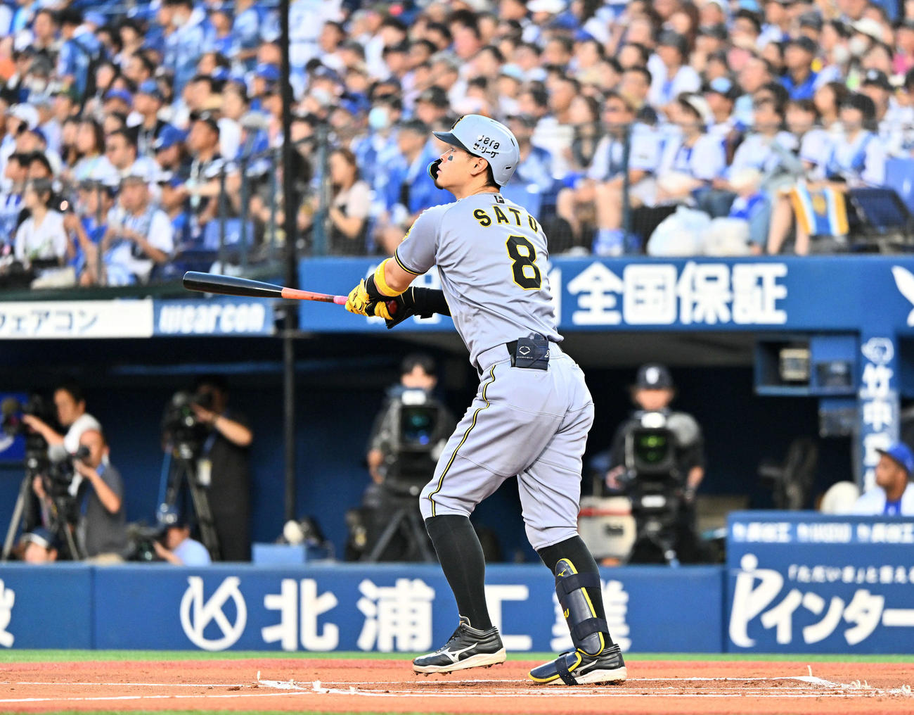 DeNA対阪神　1回表阪神2死二塁、佐藤輝は右中間へ先制2点本塁打を放つ（撮影・滝沢徹郎）