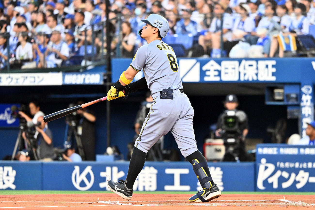 DeNA対阪神　1回表阪神2死二塁、佐藤輝は右中間へ先制2点本塁打を放つ（撮影・滝沢徹郎）