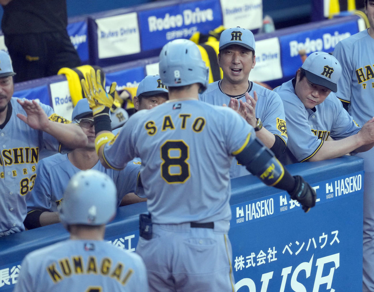 DeNA対阪神　1回表阪神2死二塁、先制の2点本塁打を放った佐藤輝を迎える藤川監督（撮影・たえ見朱実）