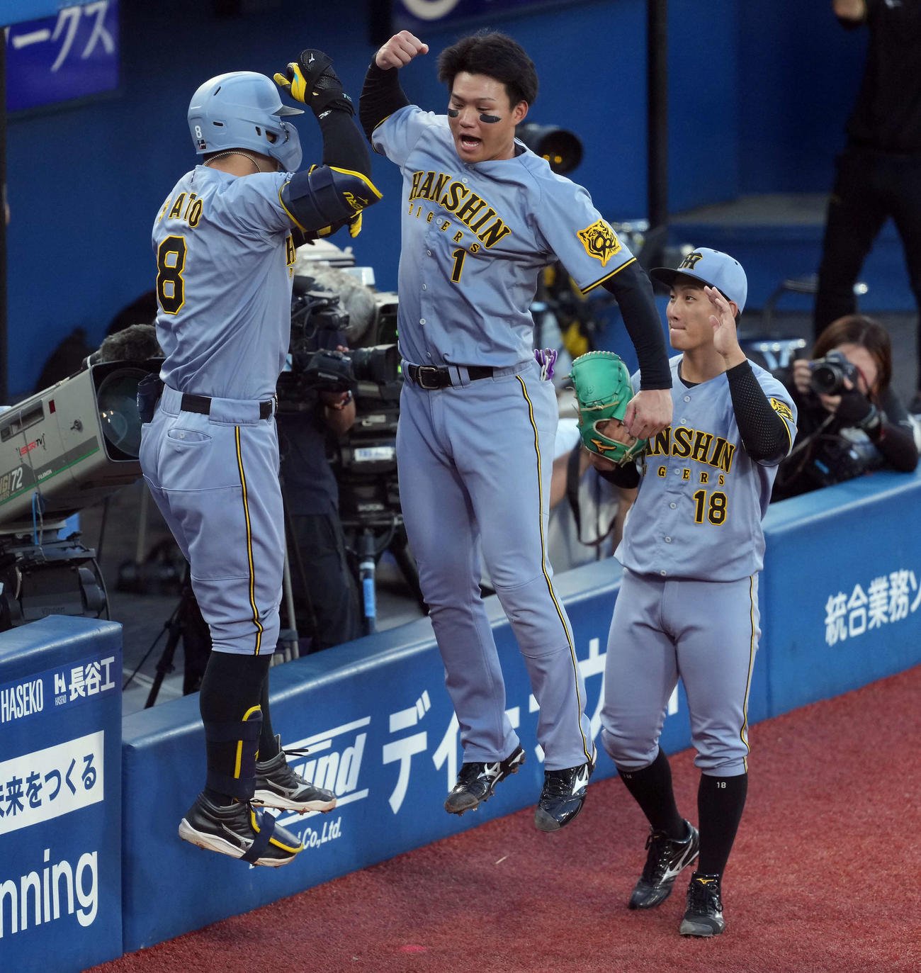 DeNA対阪神　1回表阪神2死二塁、先制の2点本塁打を放った佐藤輝を迎える森下（撮影・たえ見朱実）