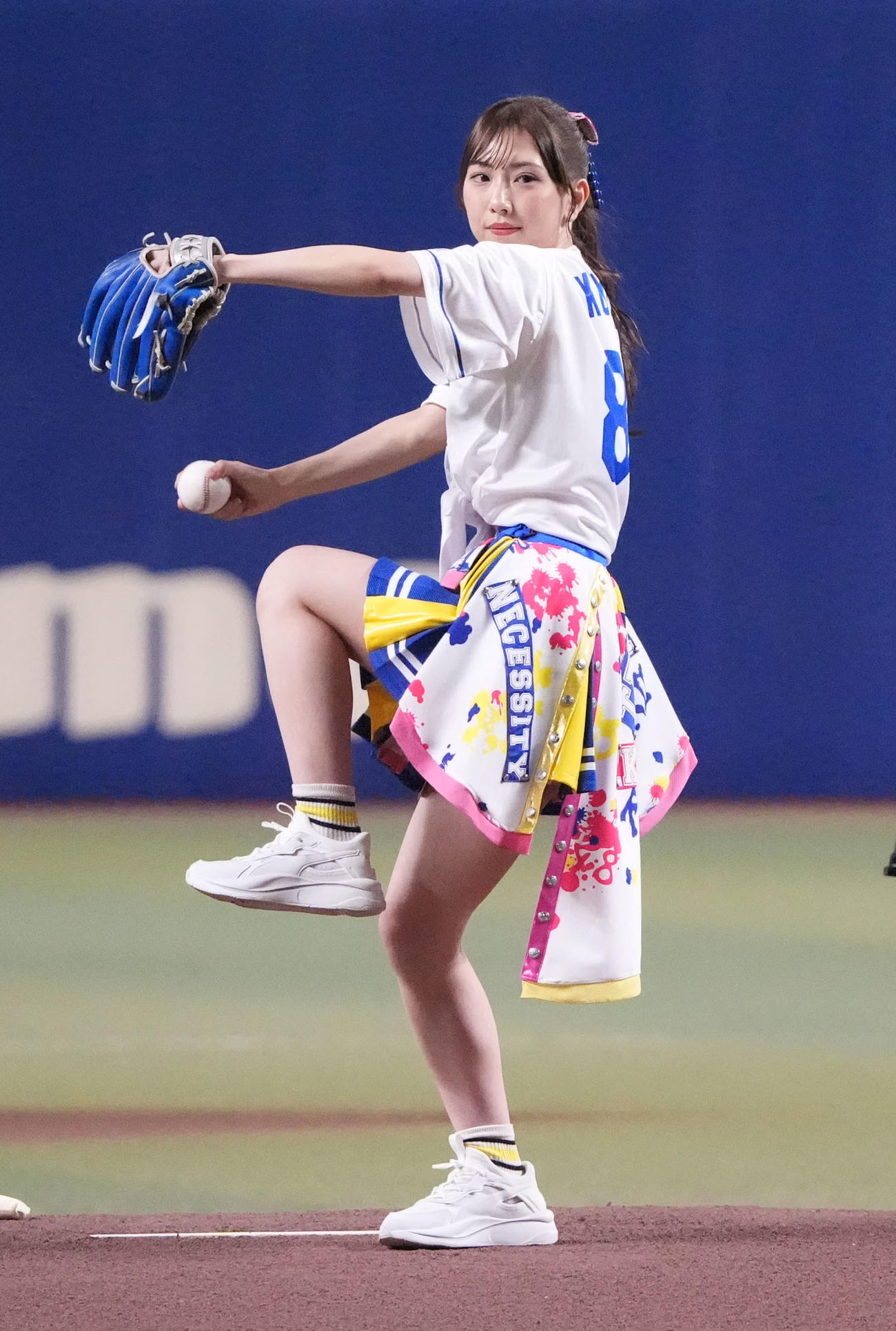 中日対ヤクルト　セレモニアルピッチを行うSKE48の熊崎晴香（撮影・森本幸一）