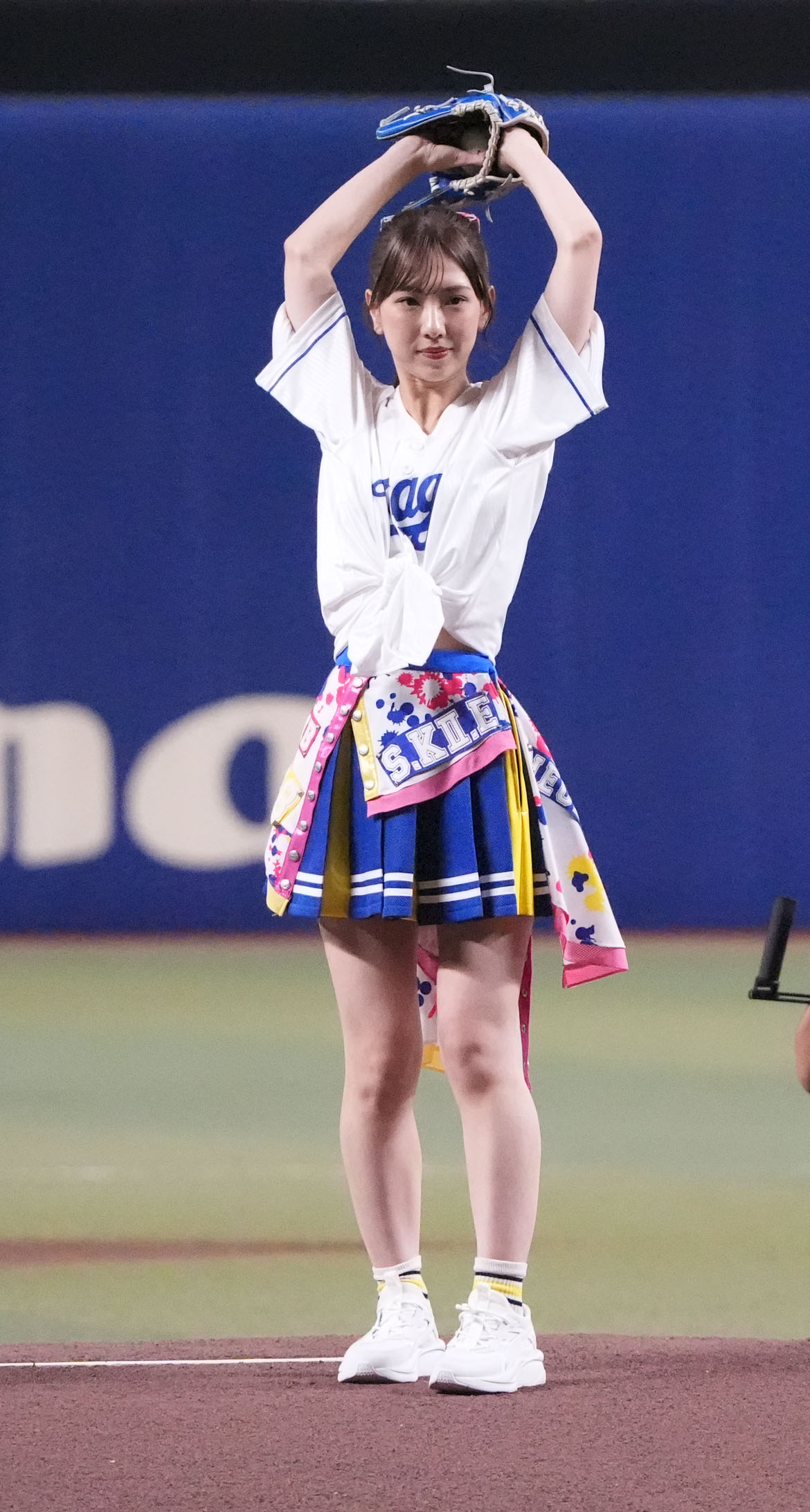 中日対ヤクルト　セレモニアルピッチを行うSKE48の熊崎晴香（撮影・森本幸一）