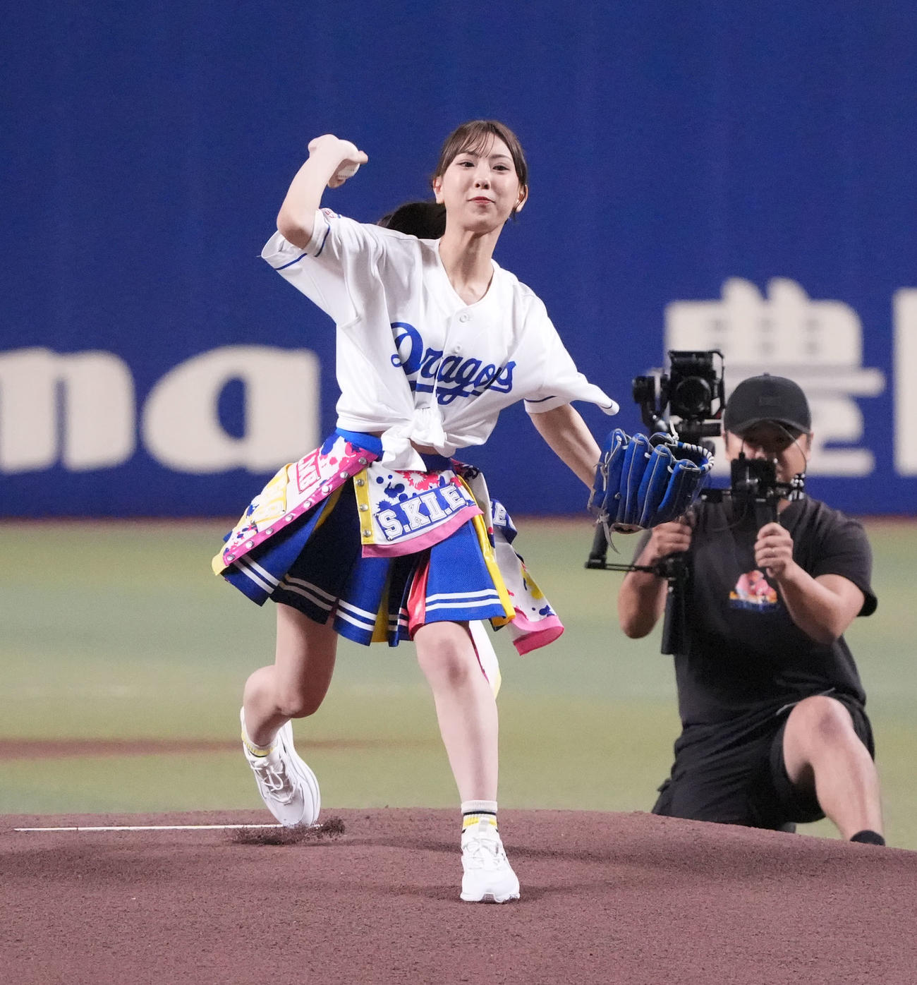 中日対ヤクルト　セレモニアルピッチを行うSKE48の熊崎晴香（撮影・森本幸一）