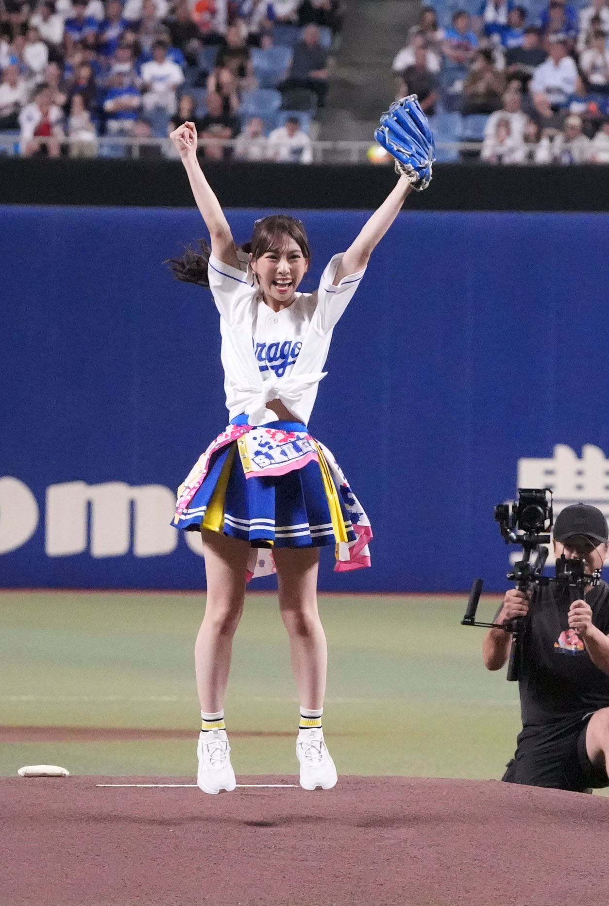 中日対ヤクルト　セレモニアルピッチを行い喜ぶSKE48の熊崎晴香（撮影・森本幸一）