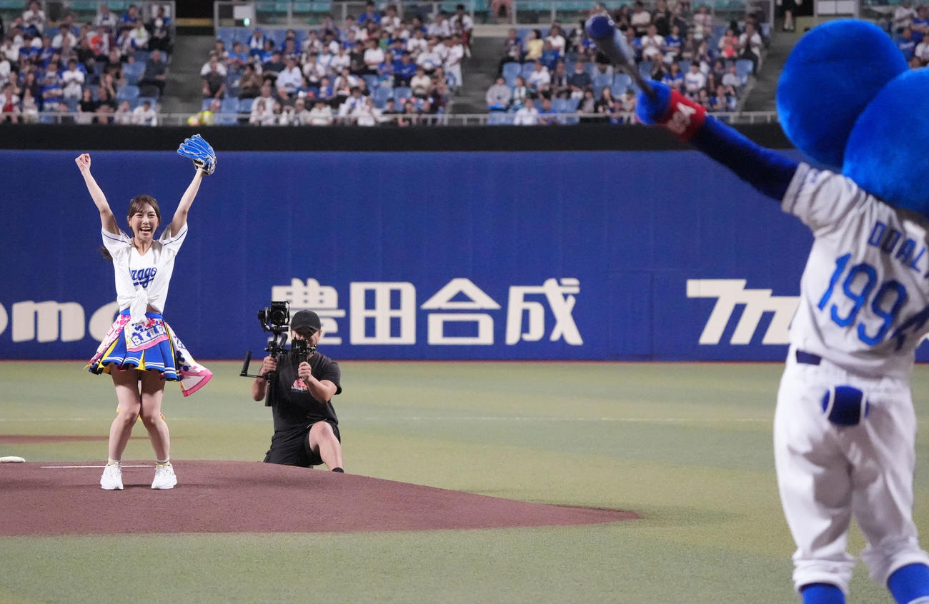 中日対ヤクルト　セレモニアルピッチを行い喜ぶSKE48の熊崎晴香（撮影・森本幸一）