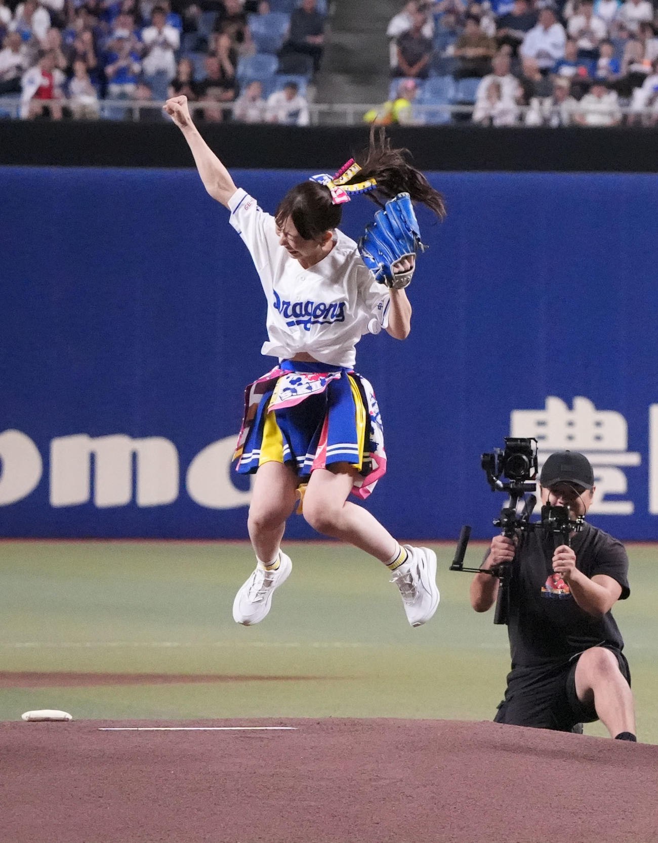 中日対ヤクルト　セレモニアルピッチを行い喜ぶSKE48の熊崎晴香（撮影・森本幸一）