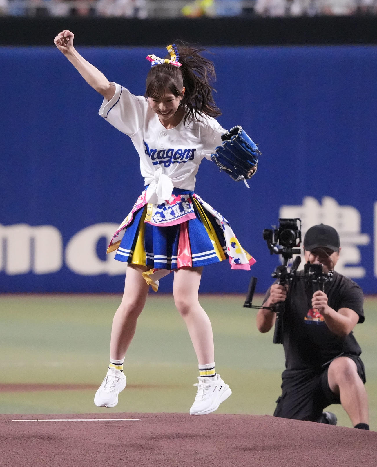 中日対ヤクルト　セレモニアルピッチを行い喜ぶSKE48の熊崎晴香（撮影・森本幸一）
