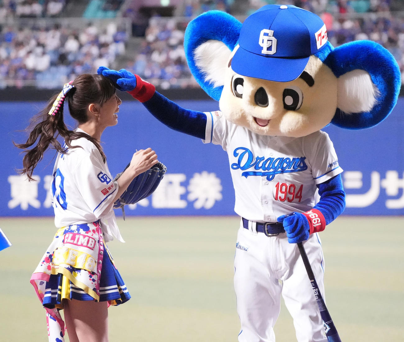 中日対ヤクルト　SKE48の熊崎晴香（左）はセレモニアルピッチを行いドアラに頭をなでられる（撮影・森本幸一）