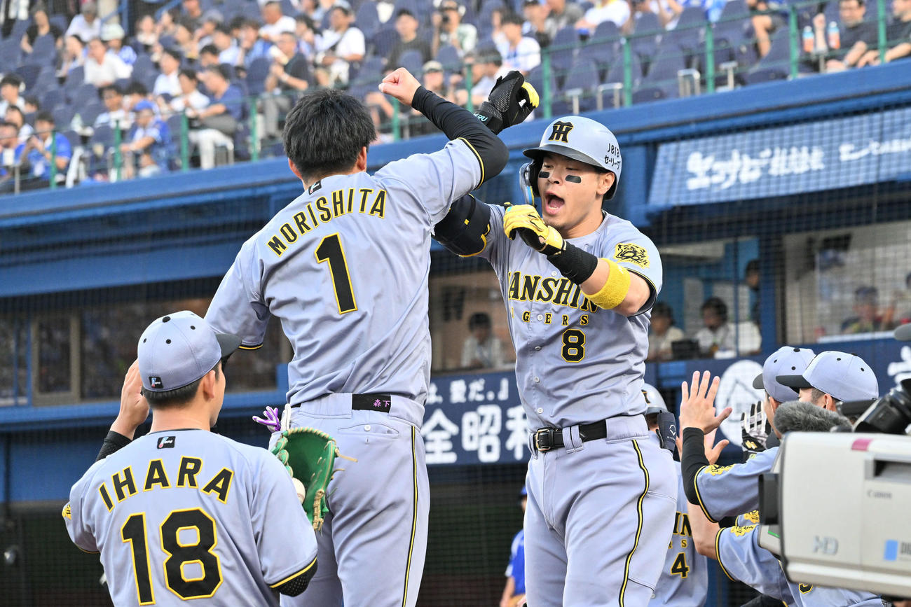 DeNA対阪神　1回表阪神2死二塁、先制2点本塁打を放った佐藤輝（右）は生還し森下とタッチを交わす（撮影・滝沢徹郎）