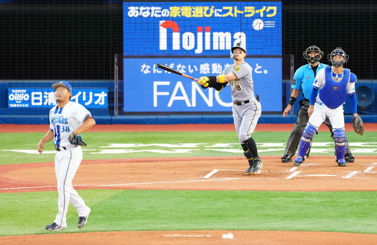 DeNA対阪神　1回表阪神2死二塁、先制2点本塁打を放つ佐藤輝。投手森唯（撮影・江口和貴）