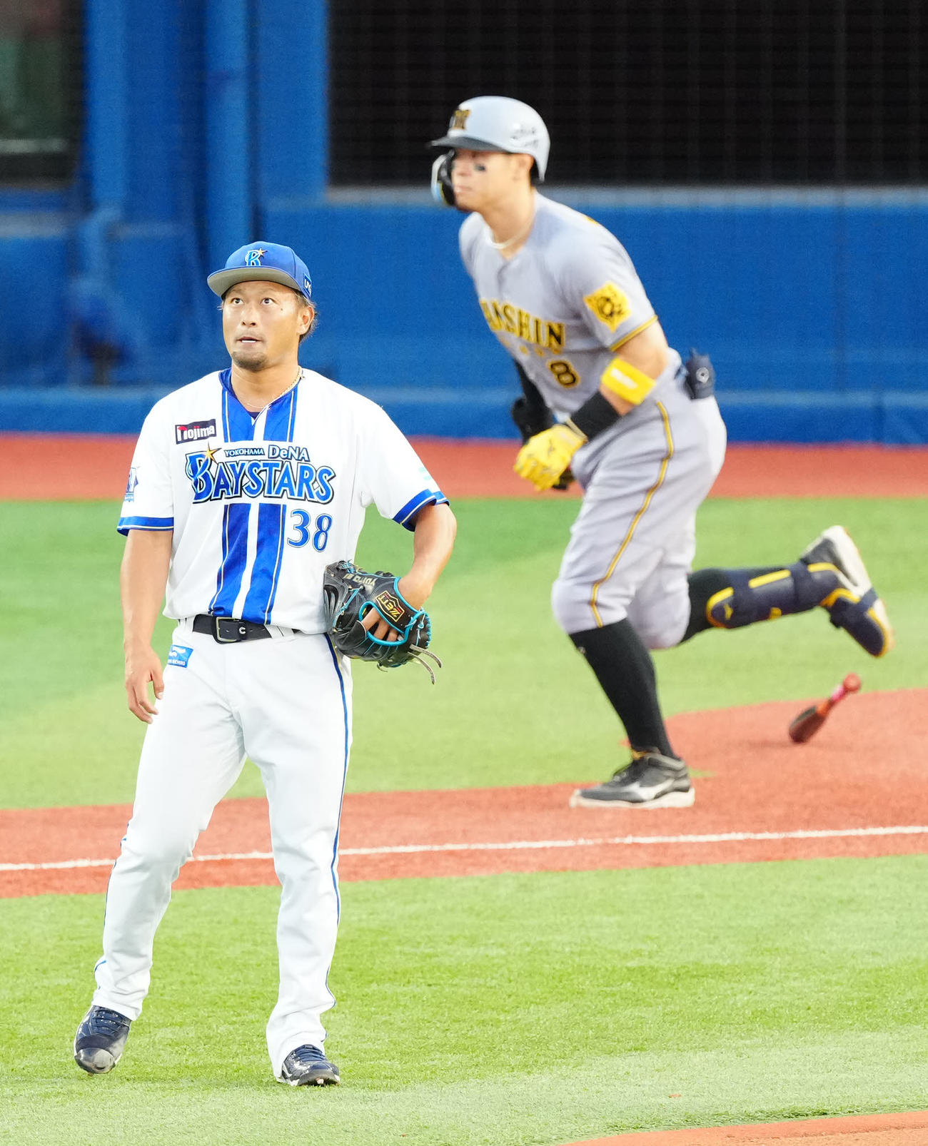 DeNA対阪神　1回表阪神2死二塁、佐藤輝（右）に先制2点本塁打を浴びる森唯（撮影・江口和貴）