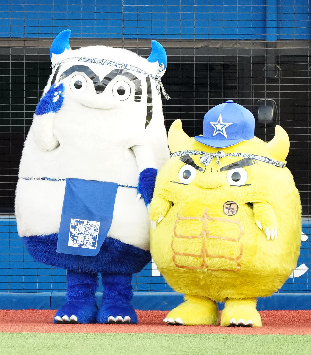 DeNA対阪神　試合前、「横濱漢祭」仕様で登場したバート（左）とチャピー（撮影・江口和貴）