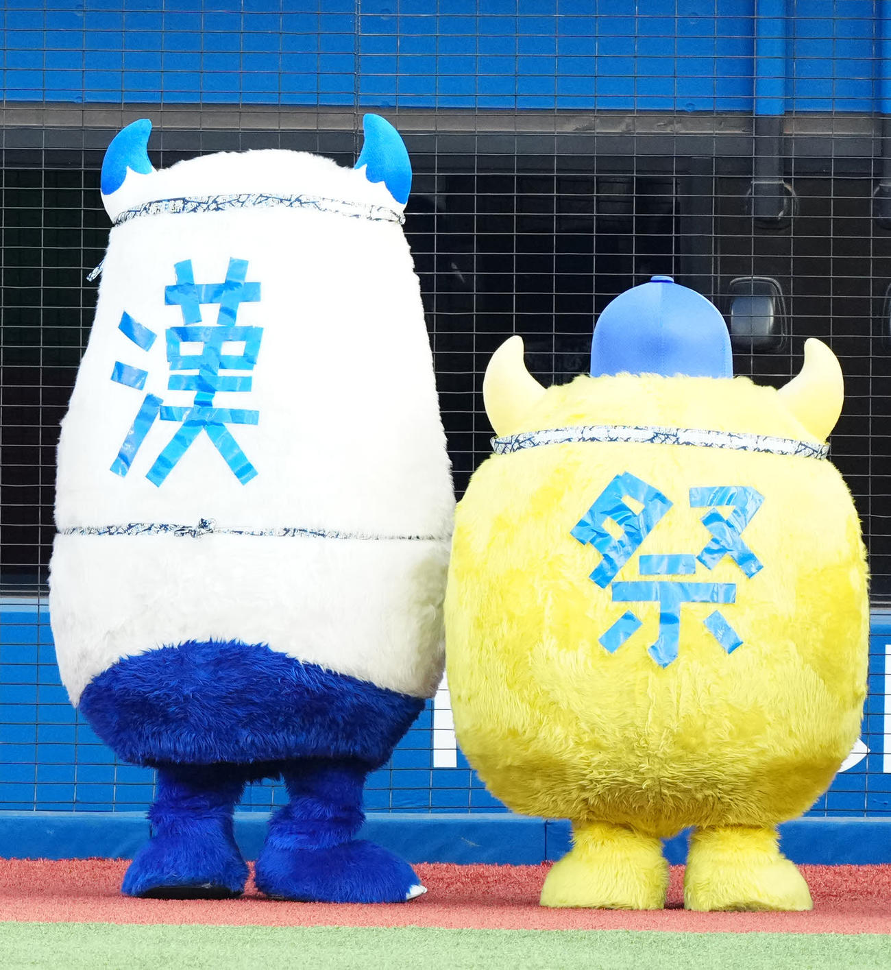 DeNA対阪神　試合前、「横濱漢祭」特別仕様で登場したバート（左）とチャピー（撮影・江口和貴）