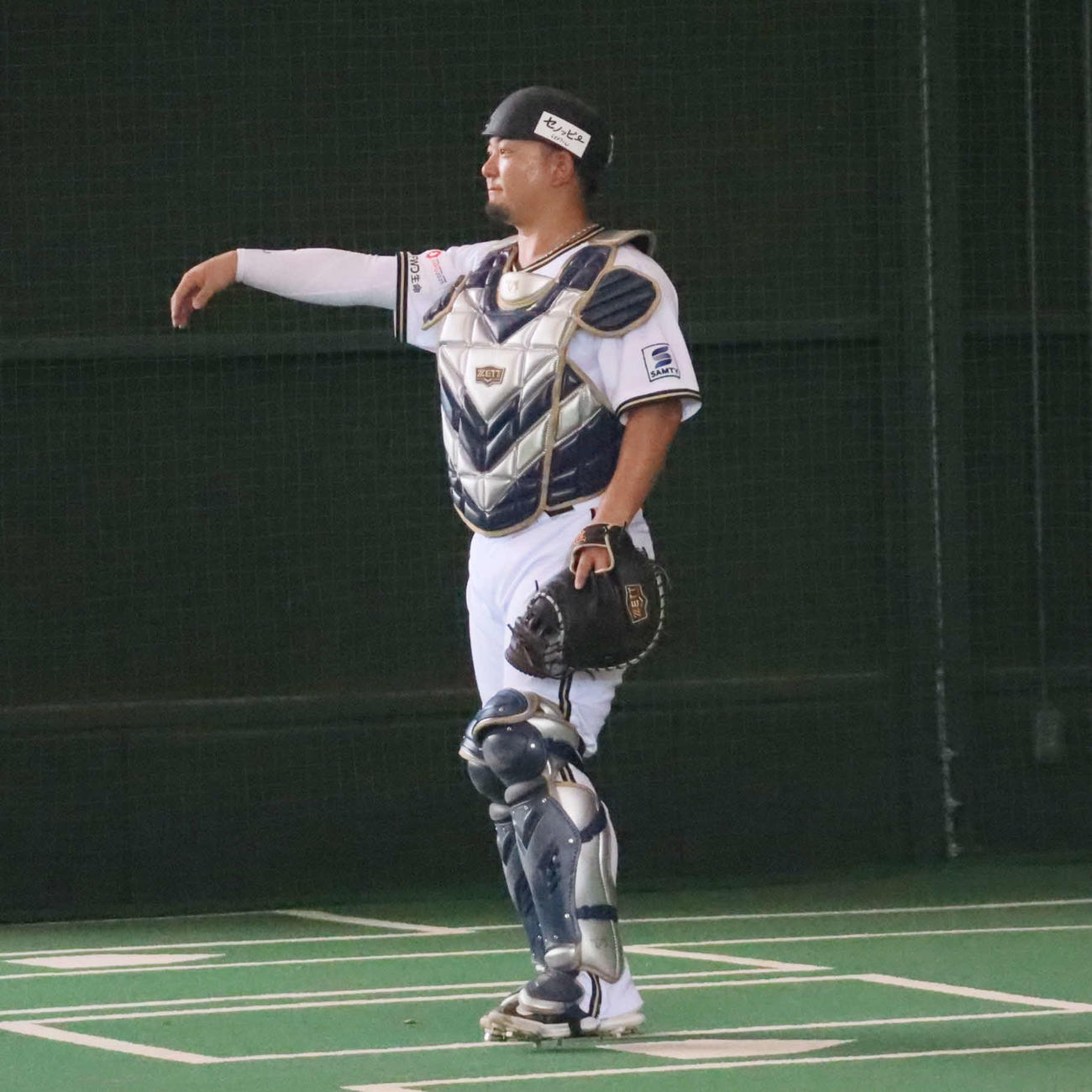 ブルペンで山下に返球するオリックス森（撮影・村松万里子）