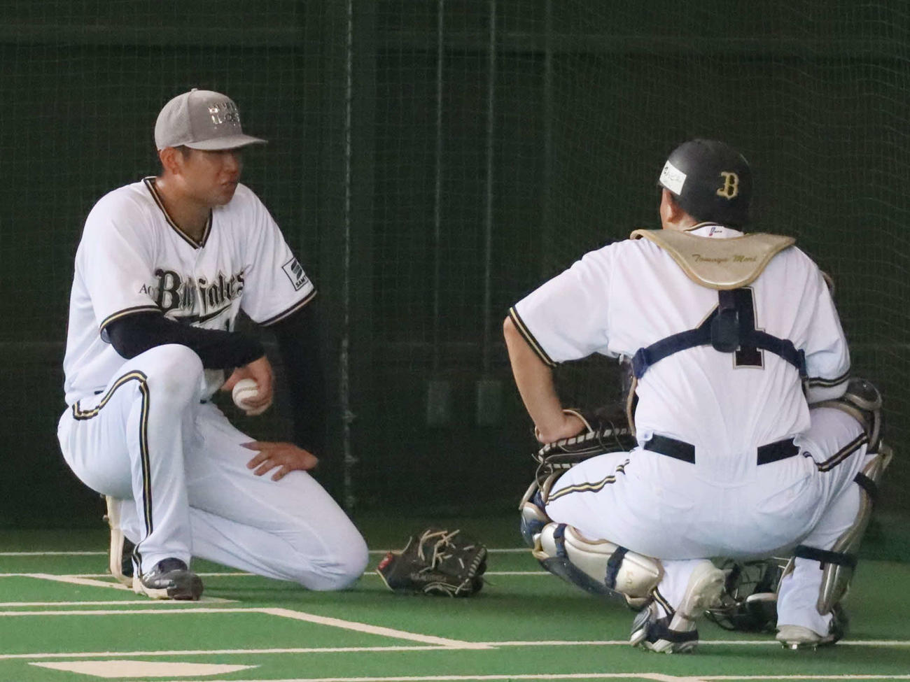 ブルペン投球後に話すオリックス山下（左）と森（撮影・村松万里子）