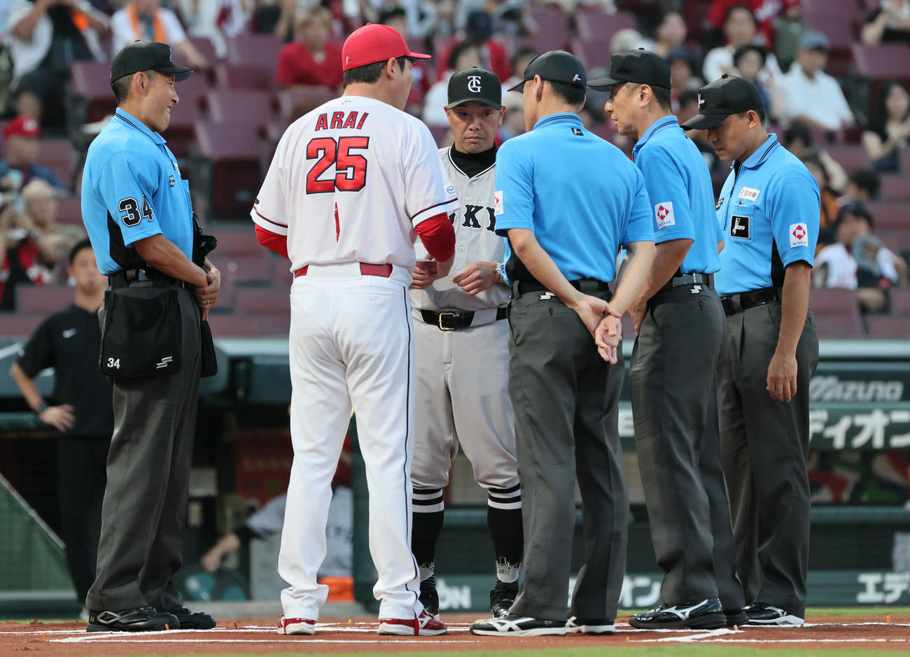 広島対巨人　メンバー表交換する広島新井監督と巨人阿部監督（撮影・加藤孝規）