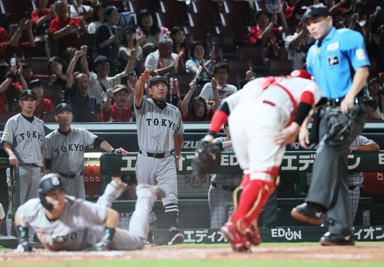 広島対巨人　9回表巨人1死一、三塁、リチャードは一ゴロ、三走門脇が本塁ゲッツー判定に阿部監督が抗議。捕手は会沢＝2025年8月27日