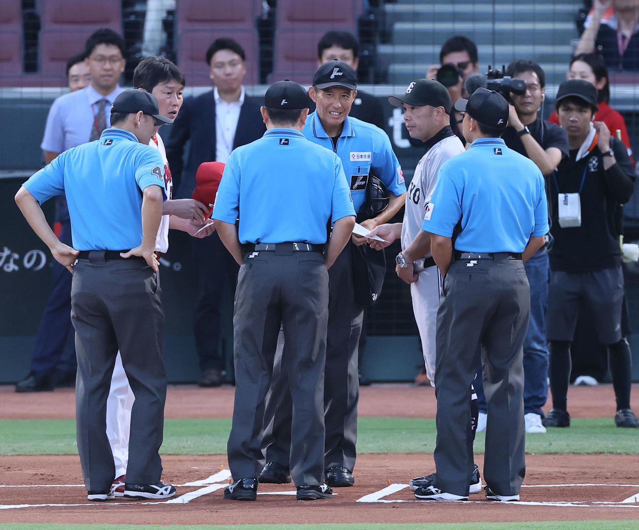 広島対巨人　審判団と話しをする巨人阿部監督（右）と広島新井監督（撮影・藤尾明華）