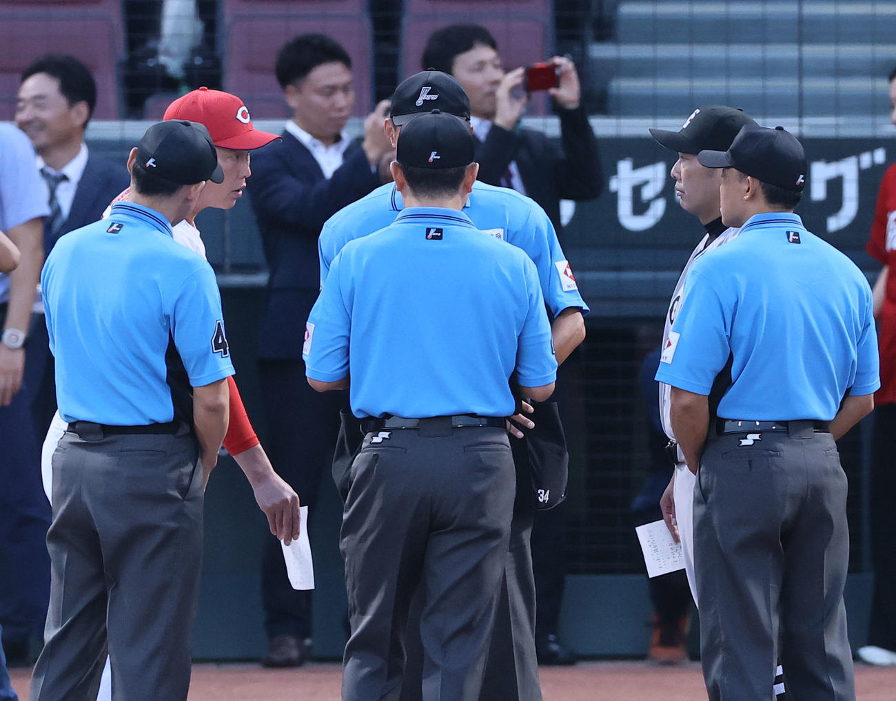広島対巨人　審判団と話しをする巨人阿部監督（右）と広島新井監督（撮影・藤尾明華）