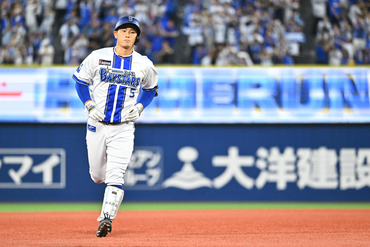 DeNA対阪神　2回裏DeNA無死二塁、松尾は左翼に2点本塁打を放ちダイヤモンドを1周する（撮影・滝沢徹郎）