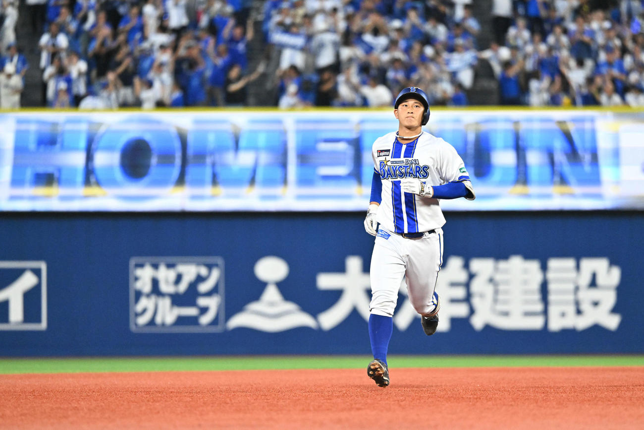 DeNA対阪神　2回裏DeNA無死二塁、松尾は左翼に2点本塁打を放ちダイヤモンドを1周する（撮影・滝沢徹郎）
