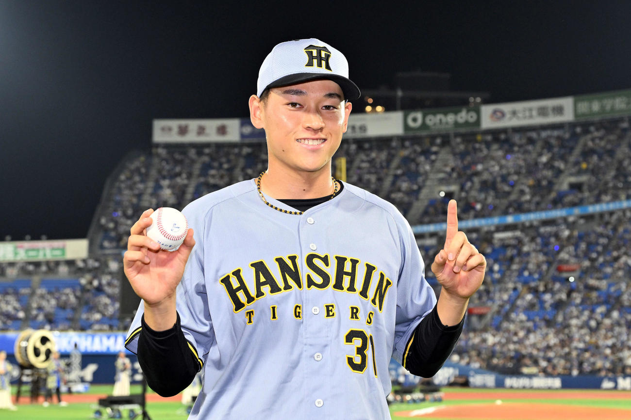 DeNA対阪神　試合後、プロ初勝利の阪神早川は記念球を手にポーズを決める（撮影・滝沢徹郎）