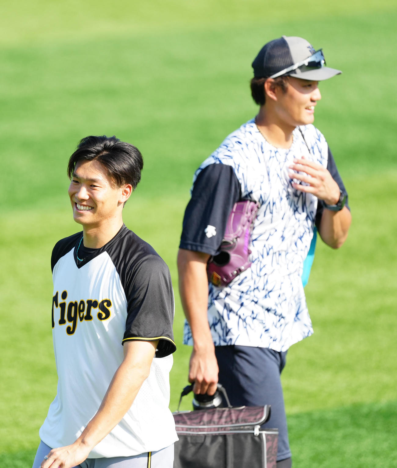 DeNA対阪神　試合前、DeNA藤浪（右）にあいさつした阪神湯浅（撮影・江口和貴）