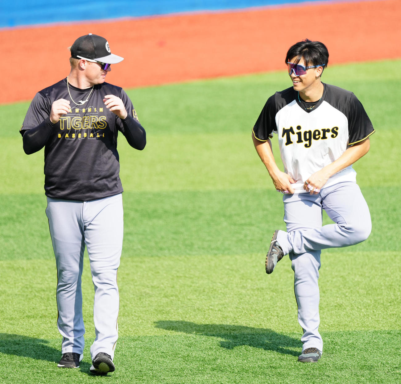 DeNA対阪神　試合前練習中、言葉を交わす阪神湯浅（右）とネルソン（撮影・江口和貴）