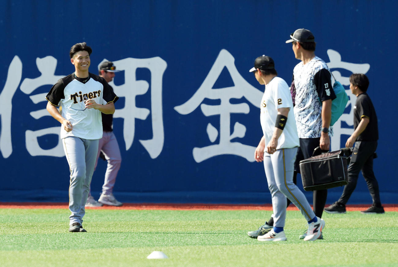 DeNA対阪神　　DeNA藤浪晋太郎を見つけ駆け寄る阪神湯浅（撮影・たえ見朱実）