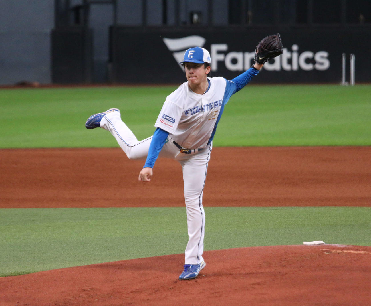 27日にエスコンフィールドで投球練習する日本ハム北山（撮影・木下大輔）