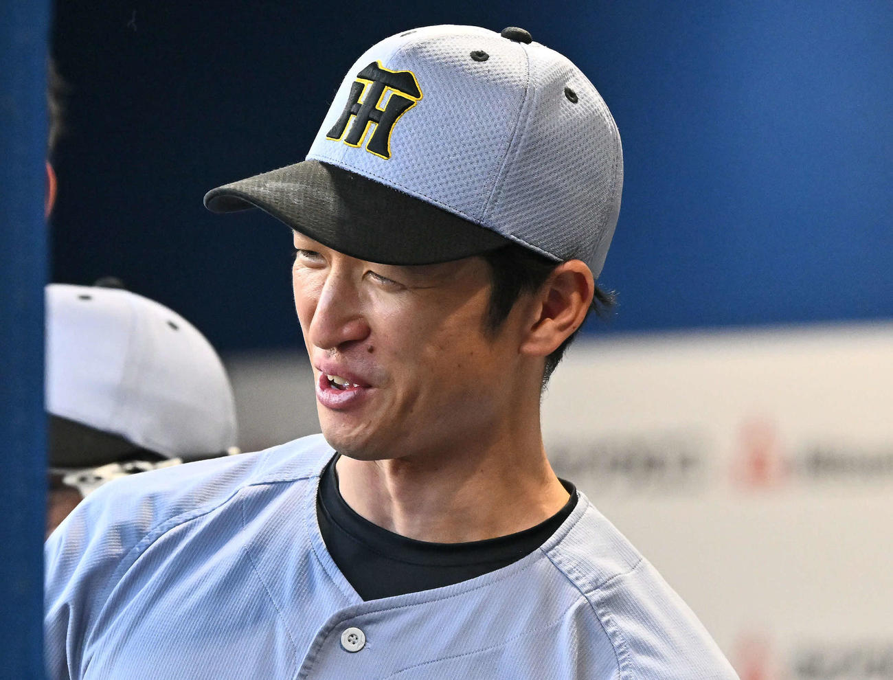 DeNA対阪神　試合前にベンチで笑顔の阪神近本（撮影・滝沢徹郎）